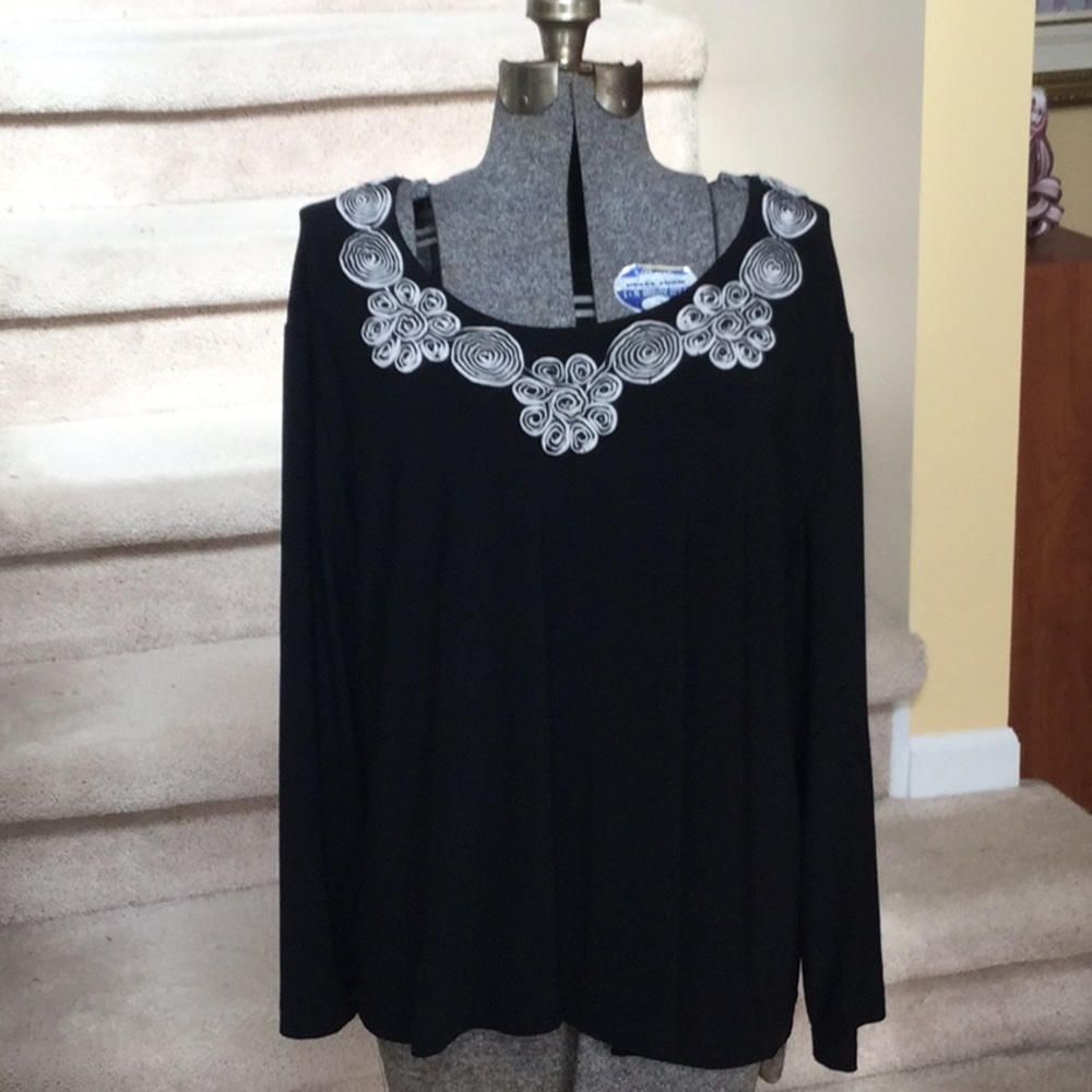 Easy wear scoop neck top with ribbon flower detail